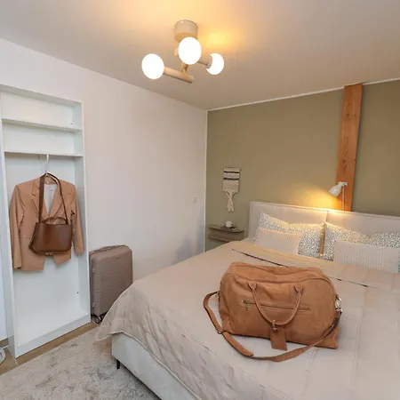 Appartement Weinquartier Weingarten Dachloft, 90 Qm, Altstadt, Kueche, 3 Schlafzimmer, Dachterrasse *