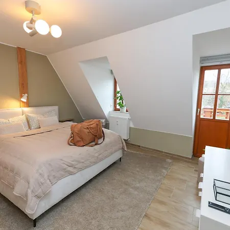 Apartmán Weinquartier Weingarten Dachloft, 90 Qm, Altstadt, Kueche, 3 Schlafzimmer, Dachterrasse *